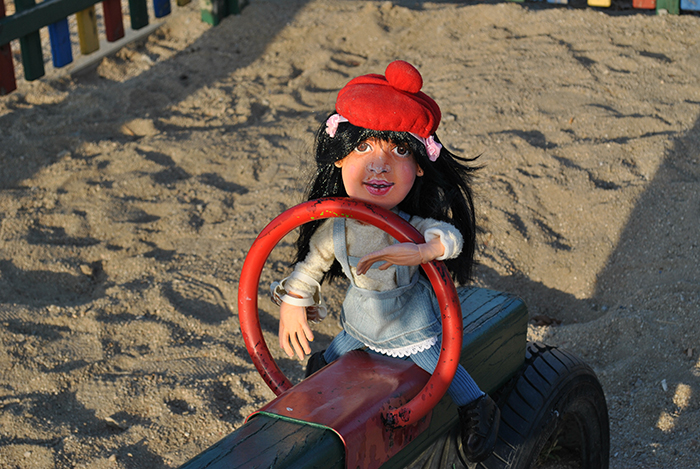 Muñeca de trapo personalizada de de niña con traje vintage y gorro rojo hecha a mano