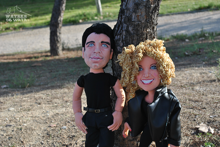 Muñecos de trapo articulados de Olivia Newton John como Sandy Olsen y John travolta como Danny Zuco en la película Grease