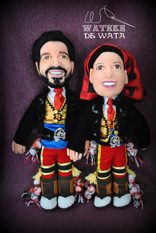figuras de trapo de personas reales vestidas con trajes folclóricos de España