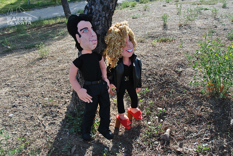 Muñecos articulados de trapo. Superklones de John Travolta y Olivia Newton John en la película Grease
