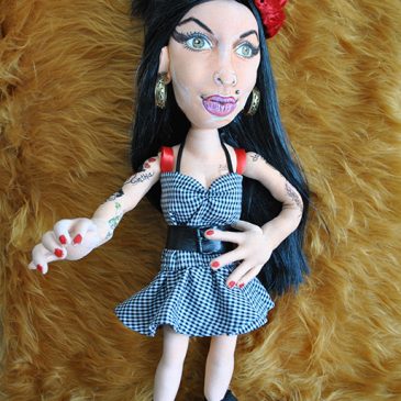 muñeca Amy Winehouse de tela con cara realista hecha a mano