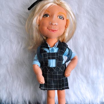 comprar muñeca personalizada niña de uniforme